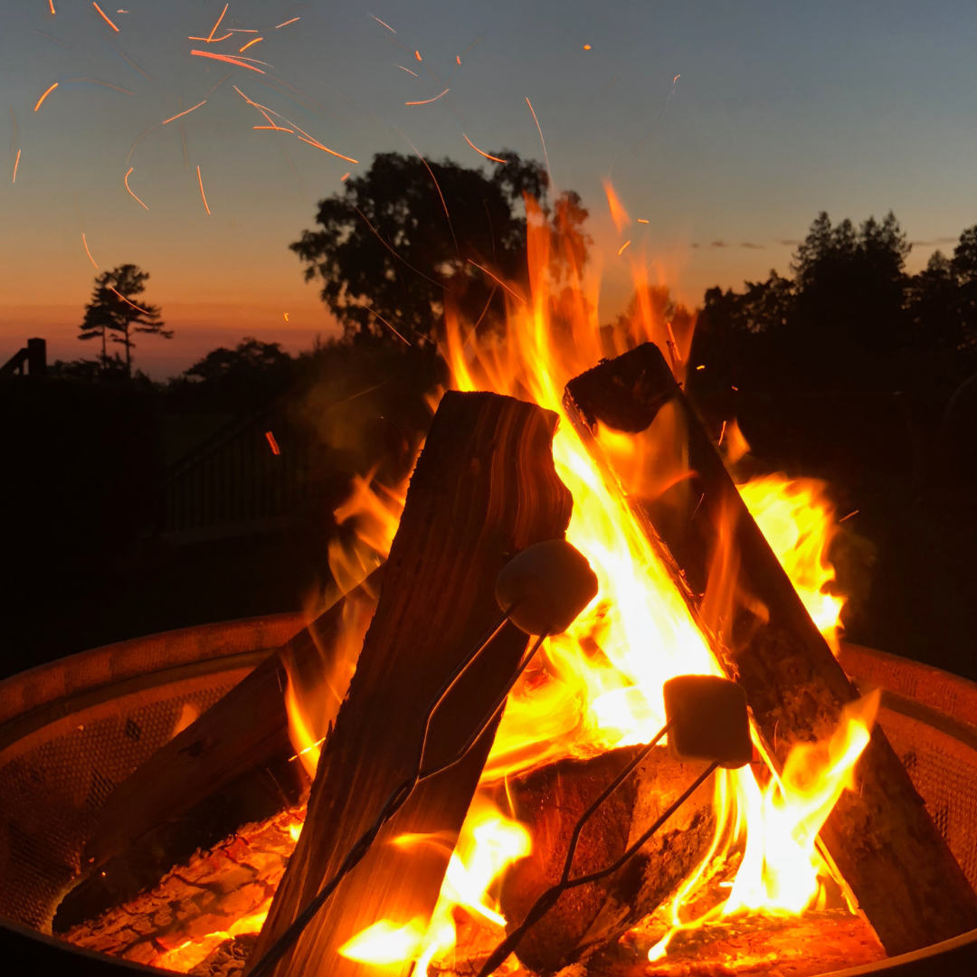 Feu de camp - bois de cèdre fumé